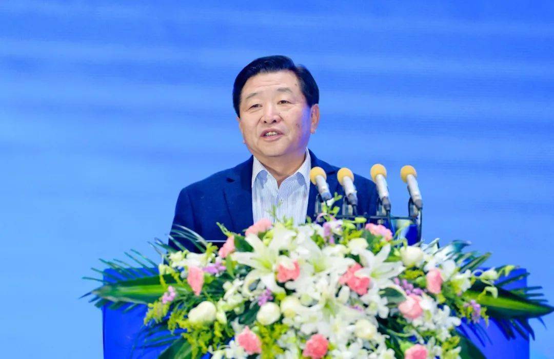 中国建筑业协会副会长兼秘书长刘锦章出席会议并讲话,湖北省住房和