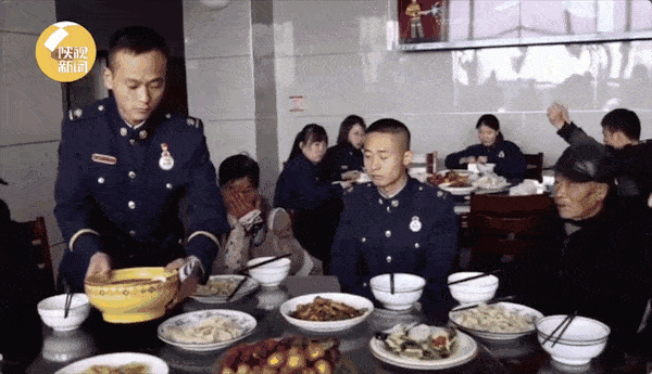 让他们品尝  就出现了视频里的一幕  冬至的饺子 是对不久之后春节