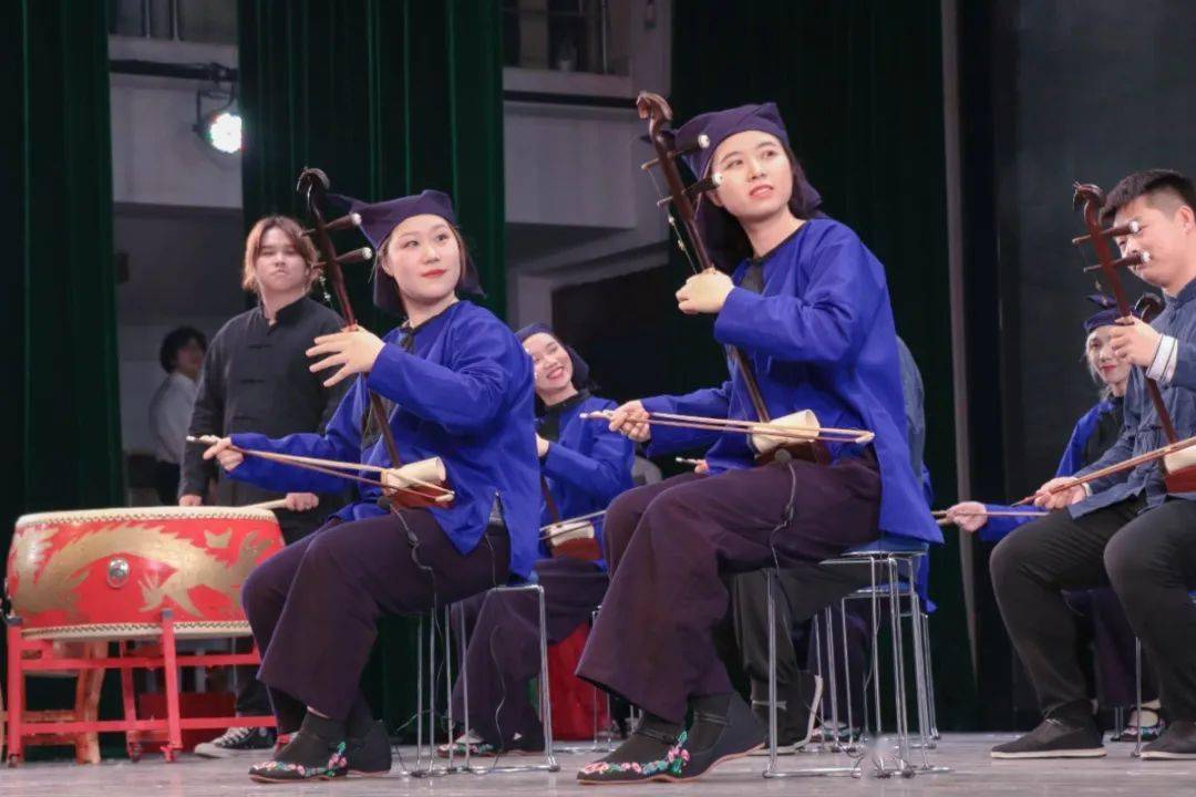 恰挥斥方遒 壮乡壮山壮族人  一切正是风华正茂  靛衣黑裤,二胡大鼓