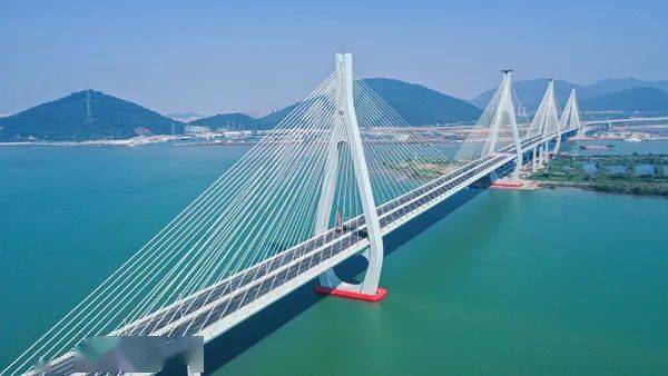 世界最大跨度串联式斜拉桥广东珠海洪鹤大桥通车