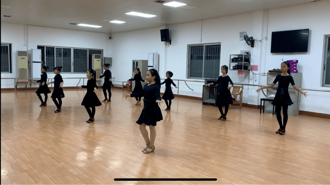 拉丁舞五种舞的风格及特点 bc969bd50d2a43e69c6242d6b7e8e258.png