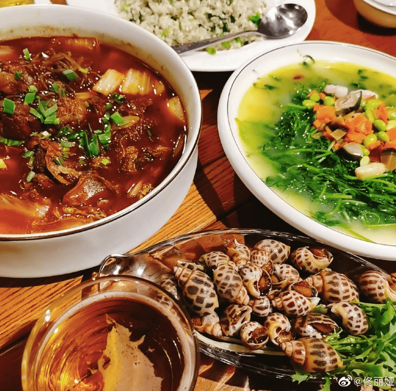 原创佟丽娅晒一桌子美食,配文:不小心吃多了,网友:吃不胖就是任性