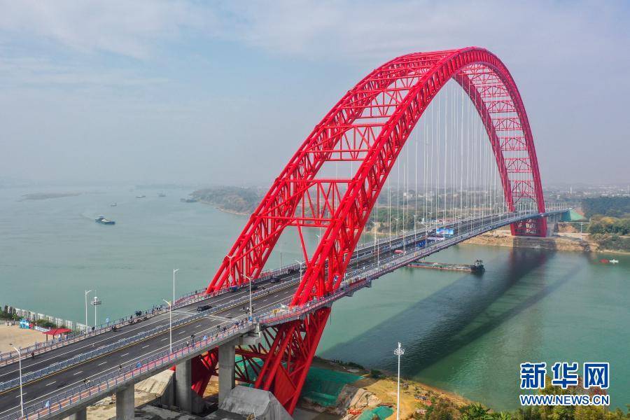 广西平南三桥建成通车