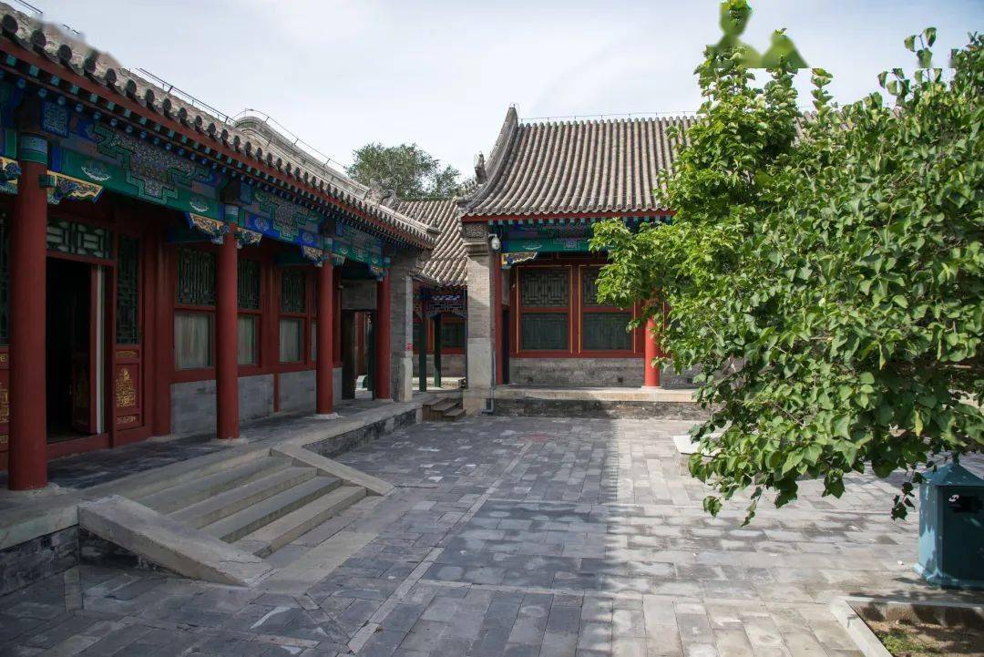 座房耳房依次降低从大门到屋顶繁多的规矩堆砌出古色古香的北京四合院