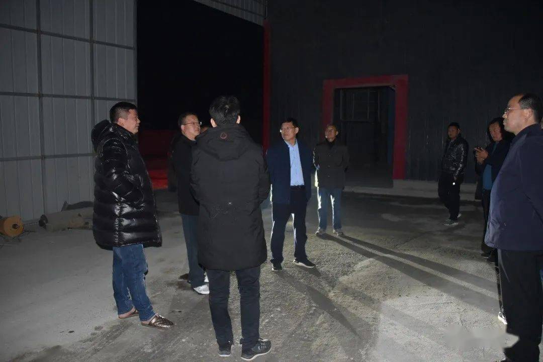 新野县长赵红亮夜晚暗访淯翔路,县产业集聚区,商砼站等地!_手机搜狐网