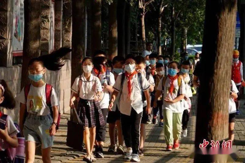 资料图:9月1日,河南郑州,小学生戴口罩有序进入校园.