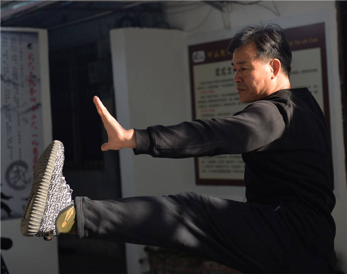 "人贵在坚持,练武即练人"
