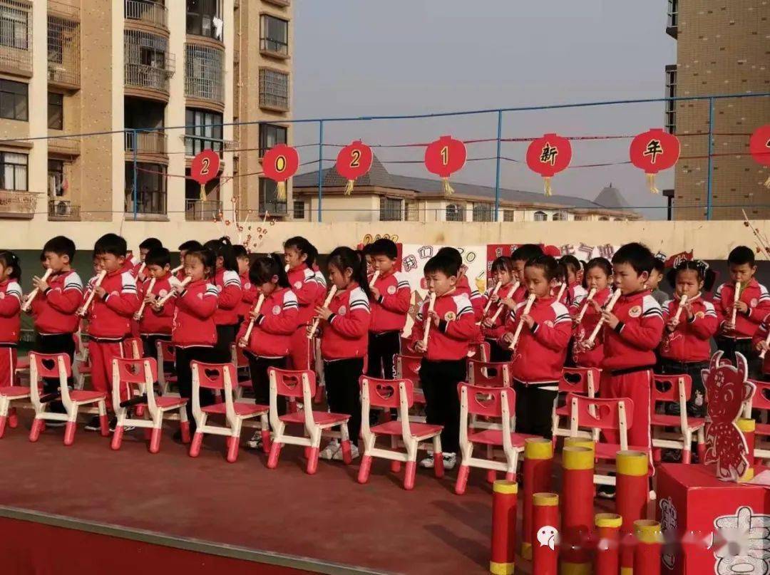 大班直笛表演《玛丽有只小绵羊》中班带来的古诗《静夜思》大班带来