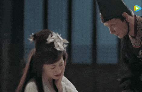 她是《像雾像雨又像风》中,那个穿着素色花旗袍的安琪,冷艳中带着精致