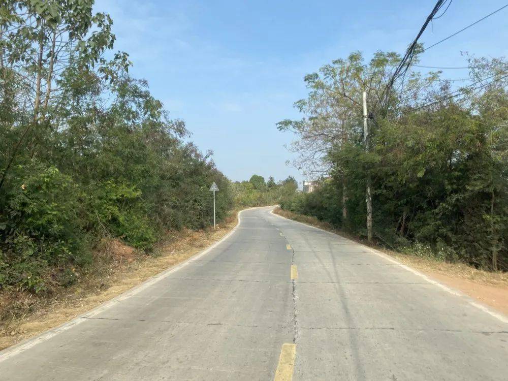 y014乡道改造前狭窄,坑洼遍地进出横寨的主动脉康赤路路窄车多,而