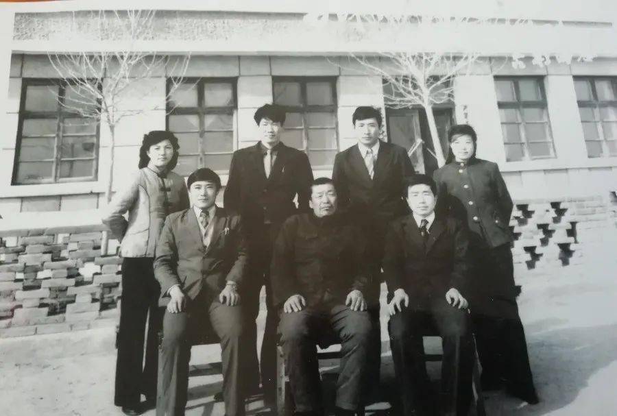 1984年在四子王旗卫境营业所留念草原对我来说,是开启我新生活的地方