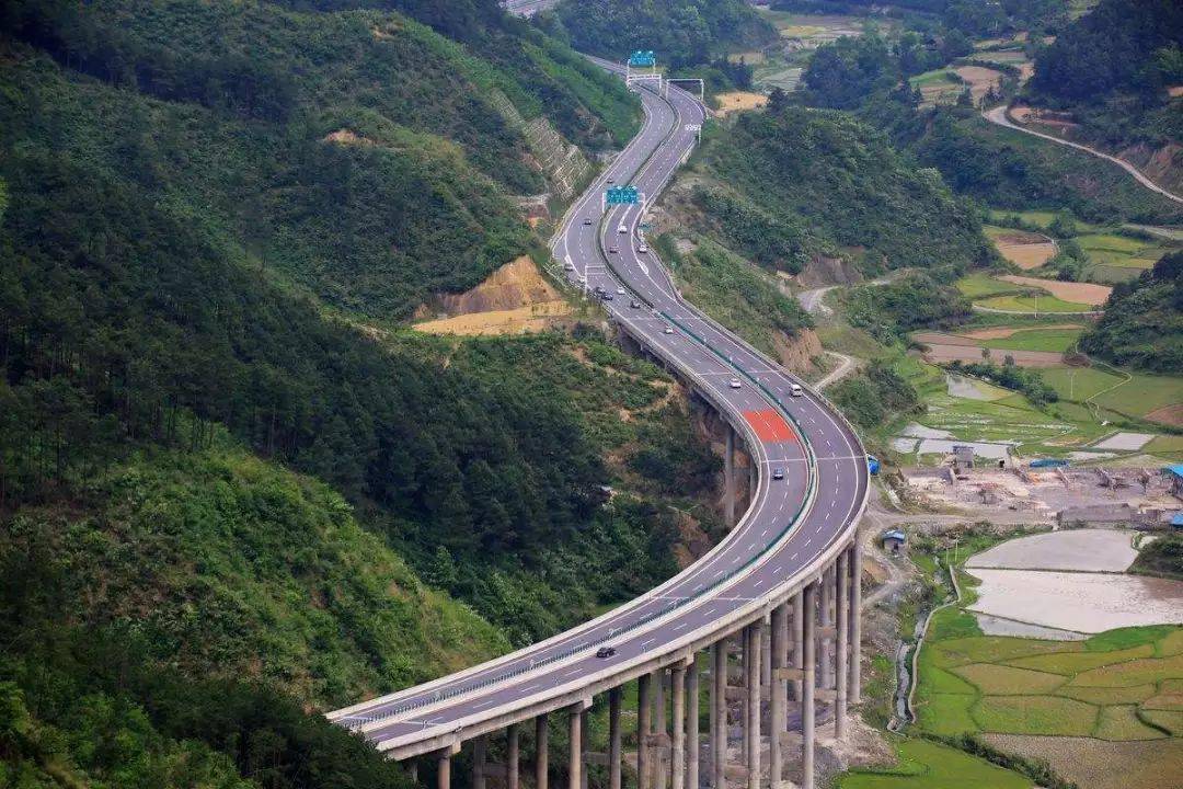 纳(雍)六(枝)晴(隆)高速公路施工图设计通过审查_岩脚