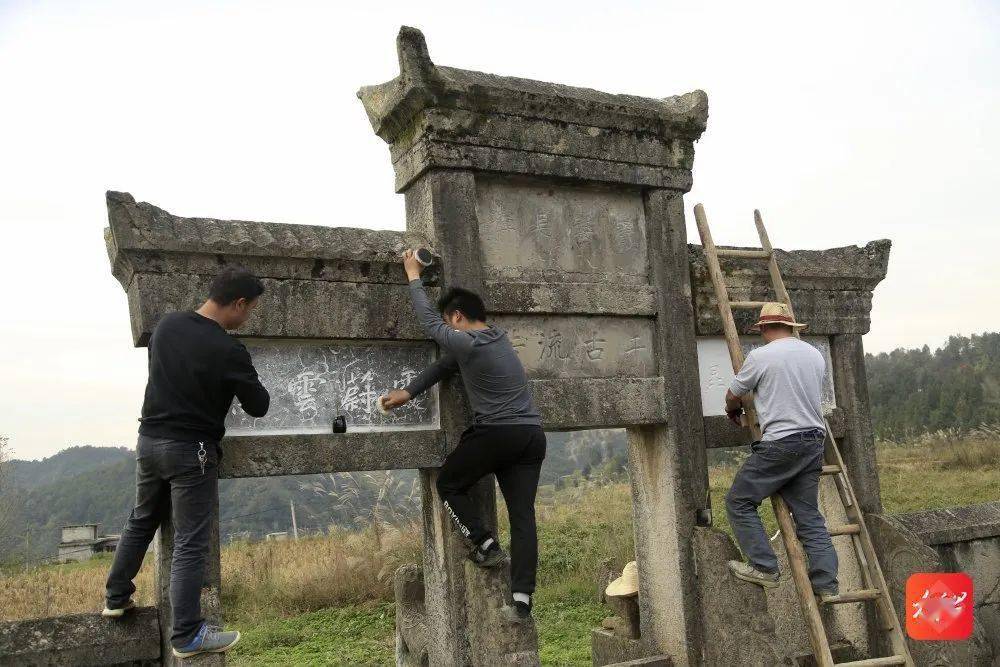 考古扶贫队对覃氏家族墓地建筑进行拓片