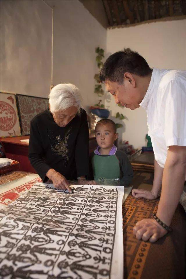 扎根乡土,潜心研究,艺耕不辍,他主创的巨幅刻纸《从雅典到北京》被