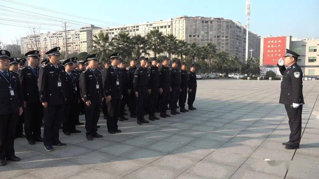 县公安局领导排名_公安局门口照片(3)