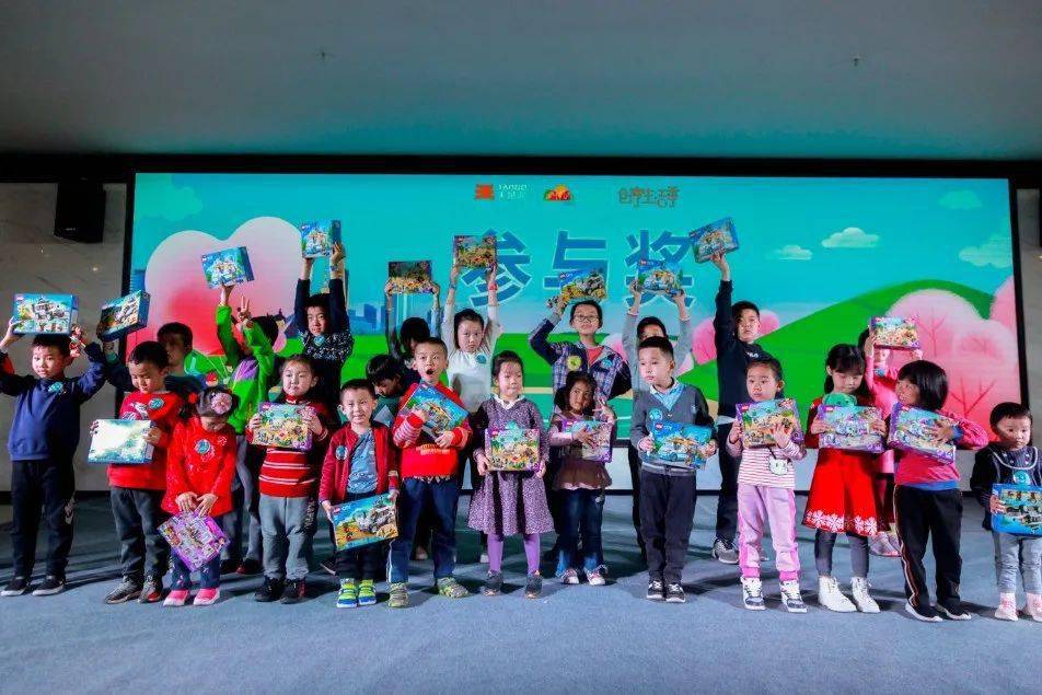 7月,小天gif微信表情包成功上线,里面有很实用的场景和表达,比如点赞