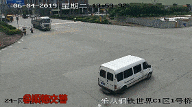 大货车司机根本看不见摩托车 其实类似的悲剧 在乐从时有发生 ▼ 在