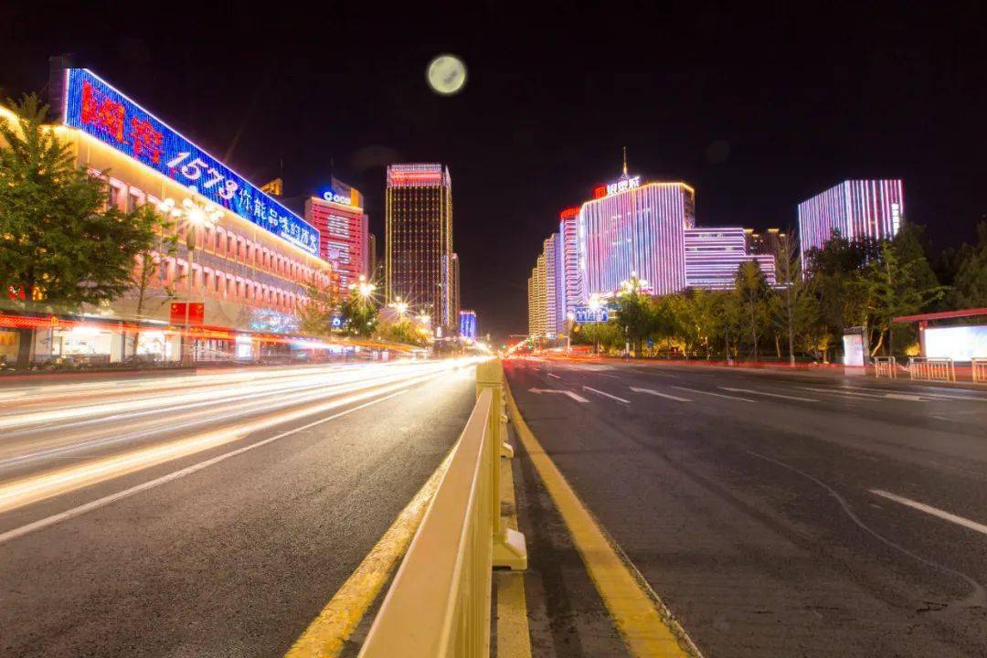 中心区夜景亮化效果我们不会忘记,面对突如其来的新冠肺炎疫情,唐山