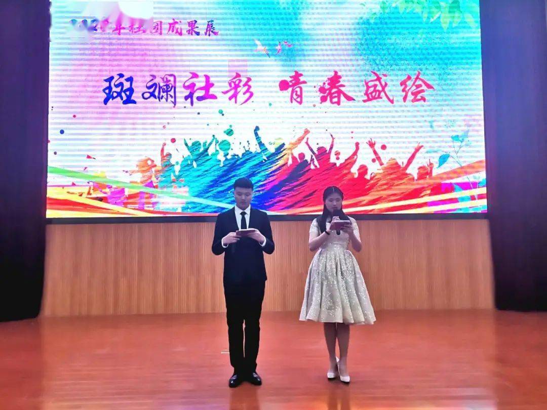 花样跳绳社同学们为我们带来表演,场上的她们"绳"彩飞扬,彰显