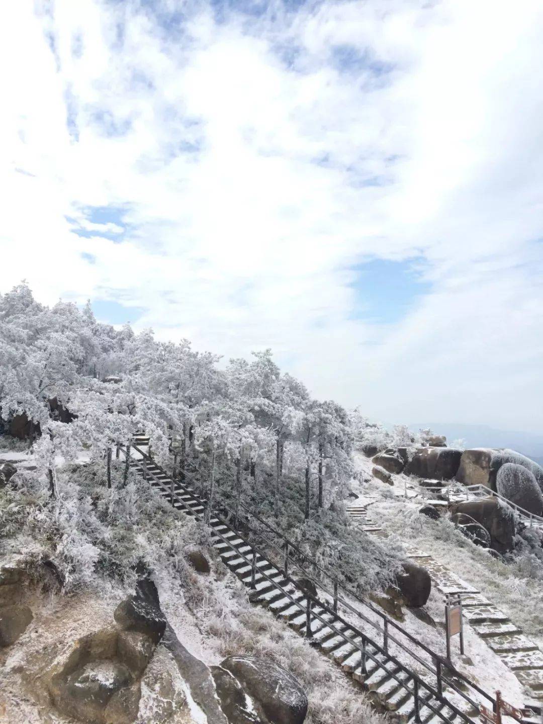 德化九仙山温度达到零下,山上湿度大,在风力的作用下,雪白的雾凇逐渐