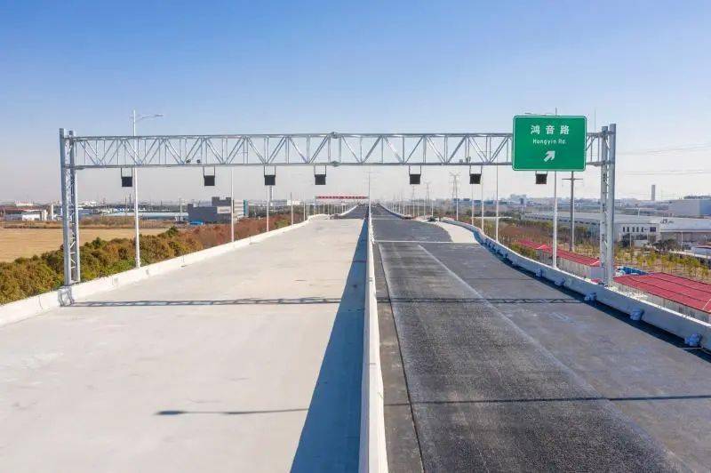 开工一年,从新四平公路到层林路的高架主体结构已实现基本贯通,平地