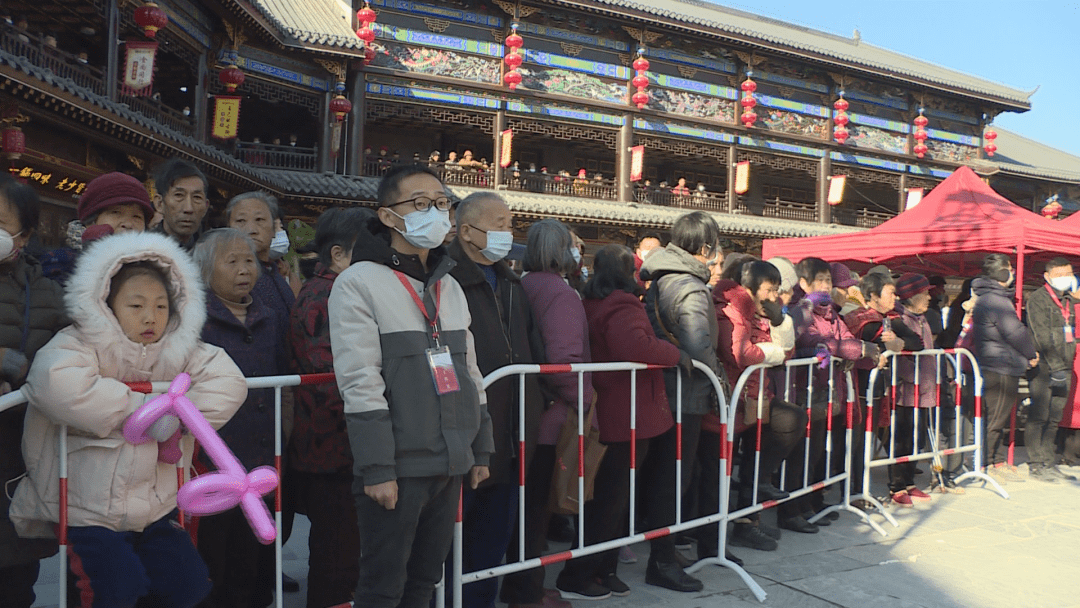 安远西街坝民俗古街鸣锣开市吸引上万市民和游客参观