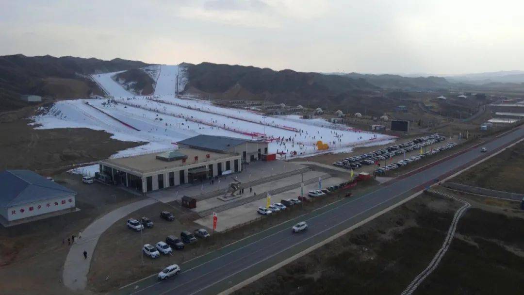 景泰县:冰雪运动带热冬季旅游_滑雪场