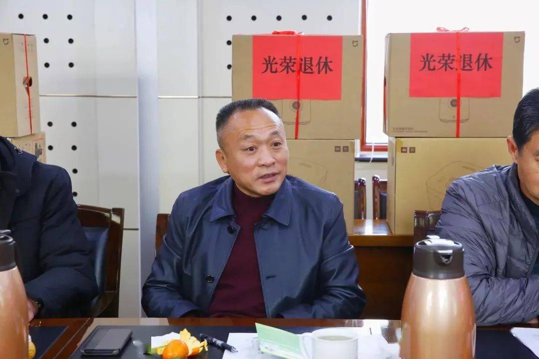 退休同志纷纷发言表达了对工作几十年的单位不舍之情和美好祝愿退休同志