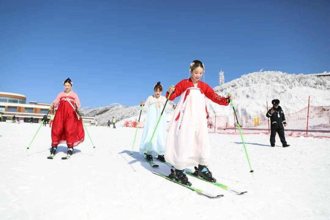热情高涨的冬日滑雪场——云上草原