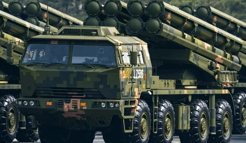 国庆阅兵展示的新型箱式火箭炮 图源