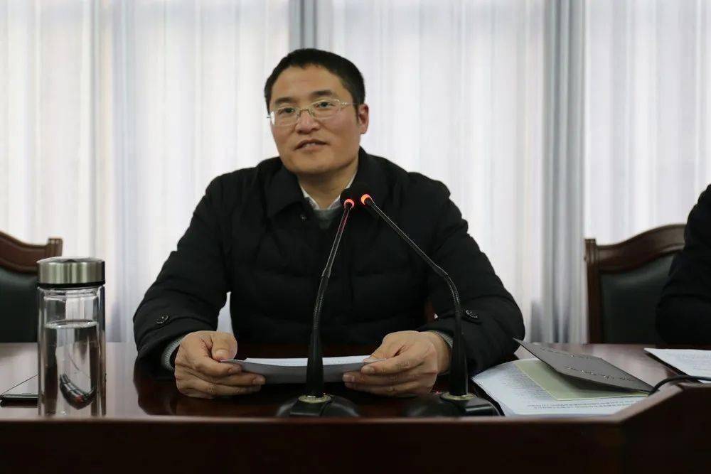 镇党委书记杨爱清传达学习了市委十四届十次全会精神,结合总结新街