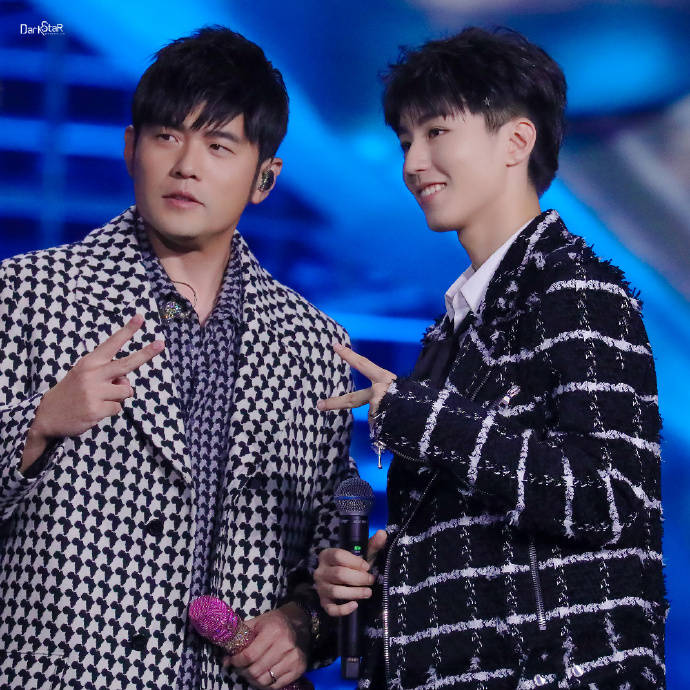 王俊凯与周杰伦合照合集,剪刀手小王子实至名