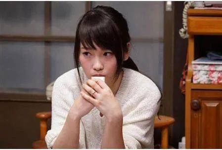 《是我们干的》又变成了可爱系女子校生新里今宵.