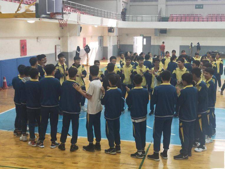 广州各中学冬季校服大比拼!你选择哪家?_外国语学校