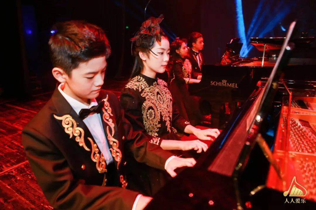 【荣耀绽放】疫情之后，辉煌再现，人人爱乐·名师学院多钢琴声光创意新年音乐会圆满演出！