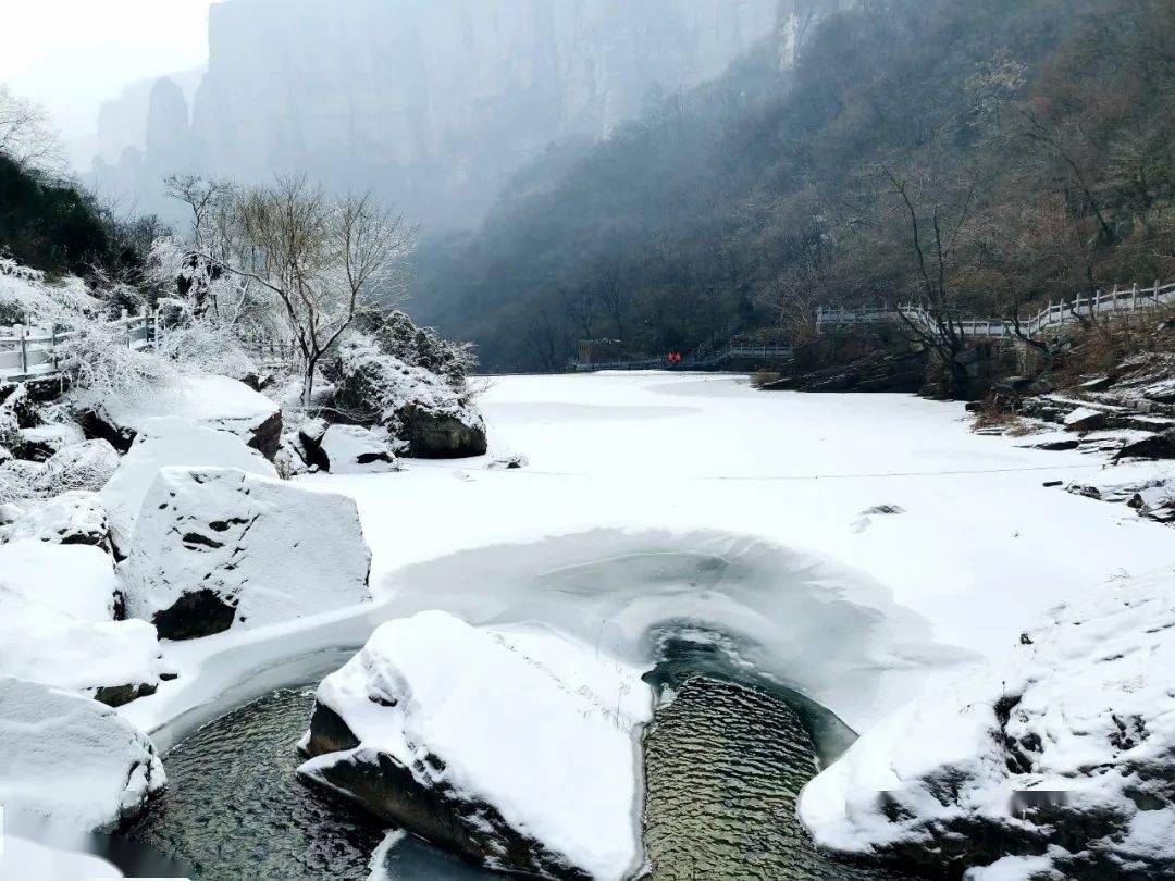 八里沟春看花,夏看水,秋看叶,冬看冰大自然的慷慨馈赠塑造了万仙山