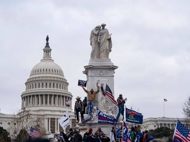 现场直击暴力示威者冲进美国国会大厦