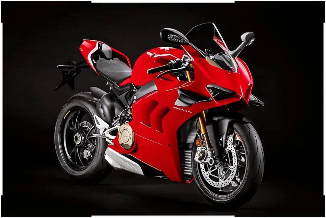 (panigale v4s 可说是实实在在的赛道机器)你可以明显地感觉到 v4s 的