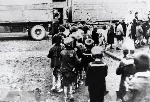 每天都有无数呼啸驶来的大卡车,装进塞满数以千计的犹太人送往集中营