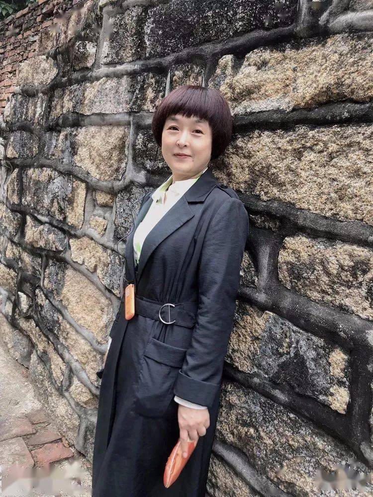 【简介】 温秀丽 ，笔名温暖。中国散文诗学会会员，山西省作协会员，鲁