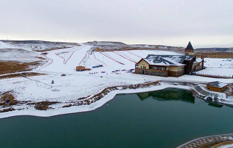 先后建成凉城岱海国际滑雪场,集宁大河湾滑雪场等一批冬季冰雪项目