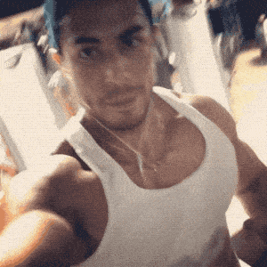 这件衬衫的袖子 alex因为一张打疫苗的照片爆红后 有不少人怀疑他是