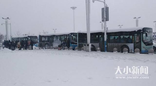 烟台公交车变身临时站务房温暖滞留旅客