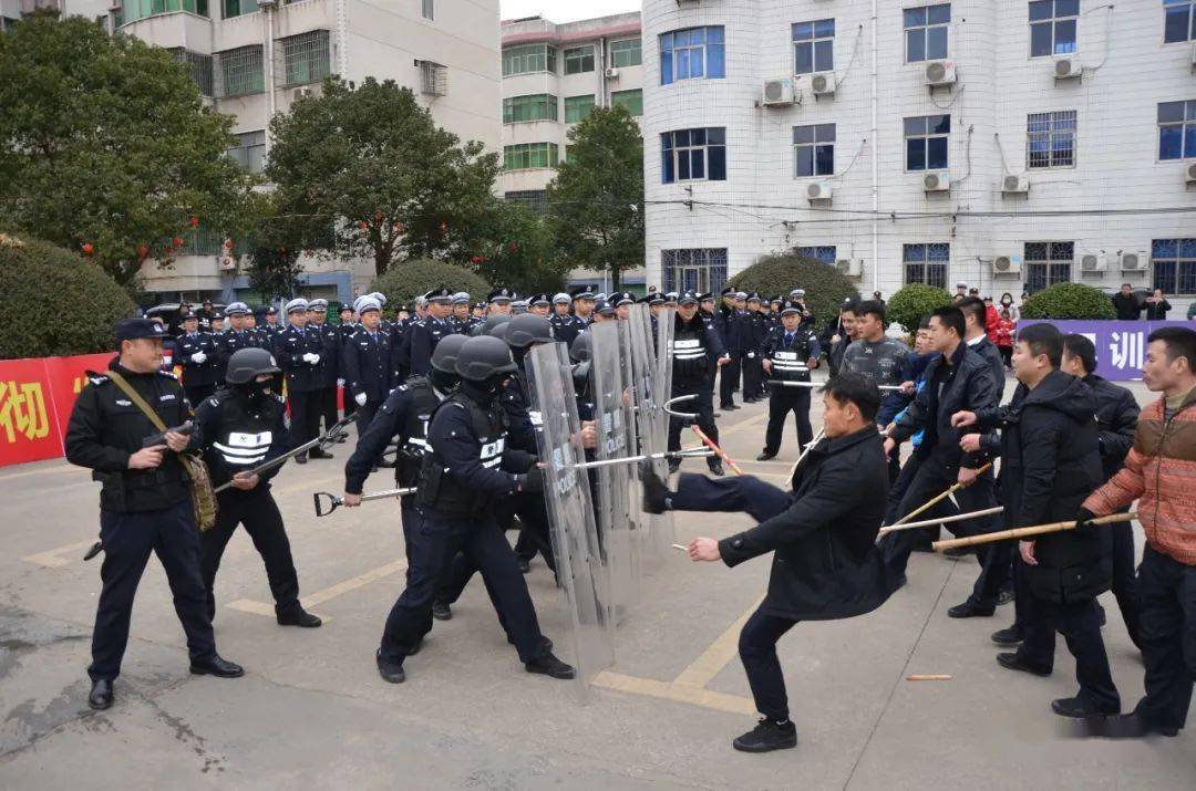 铁肩担道义 忠诚铸警魂——县委书记郭薪出席庆祝中国人民警察节活动