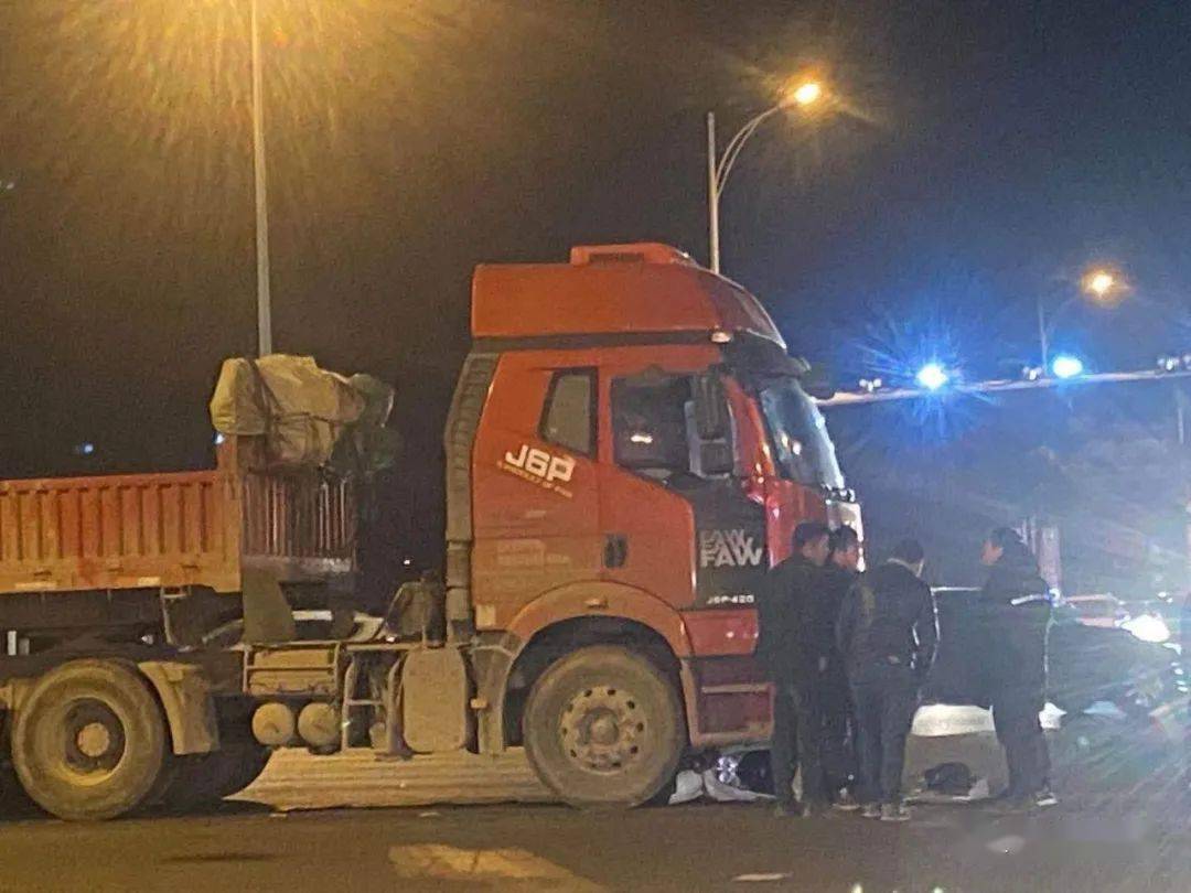 蒙城一大货车撞上了电动车.