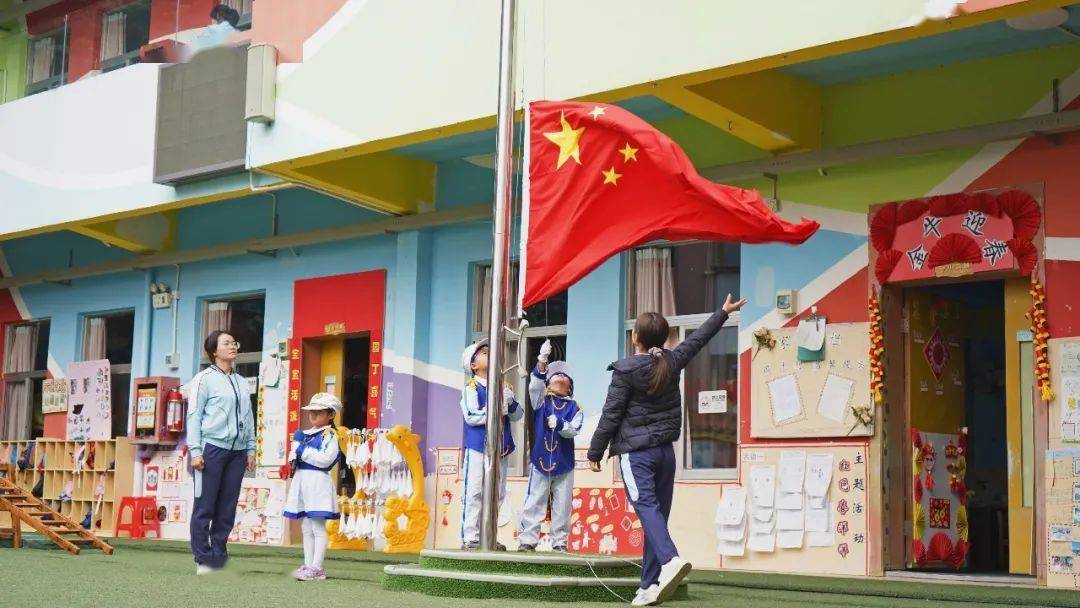 迎来了新的一天,能站在祖国妈妈的怀抱里,看着鲜艳的五星红旗冉冉升起