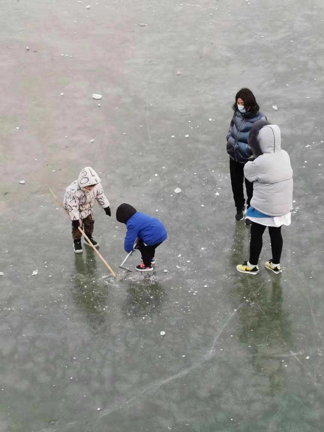 小心冰面危险远离不牢固冰面