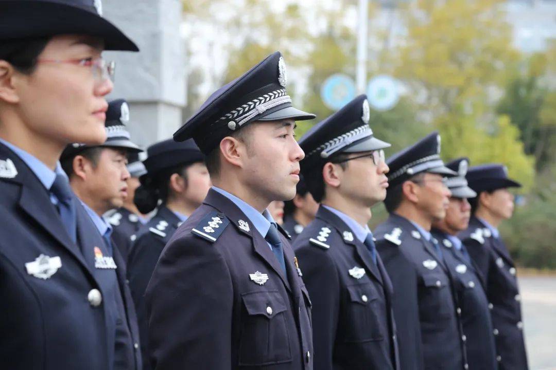 全场奏唱《中国人民警察警歌》