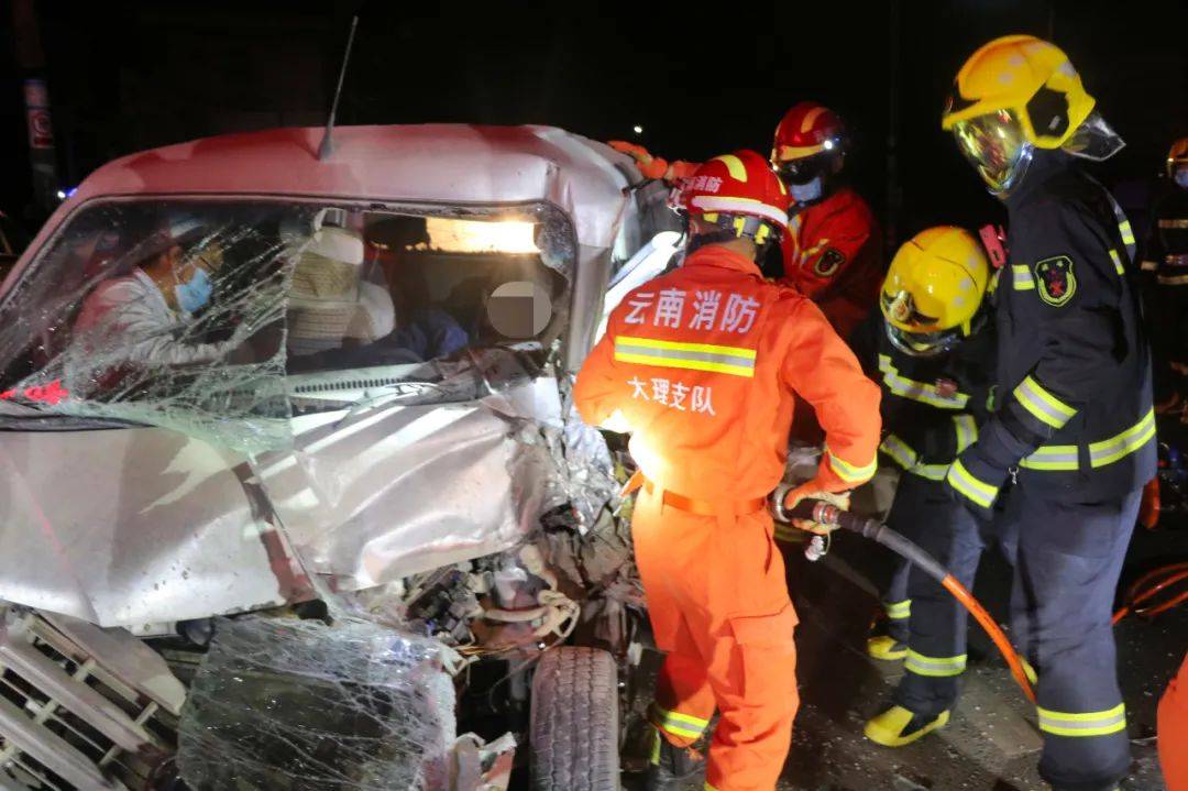 00时50分,宾川县金牛消防站立即出动2车11人前往车祸现场处置.