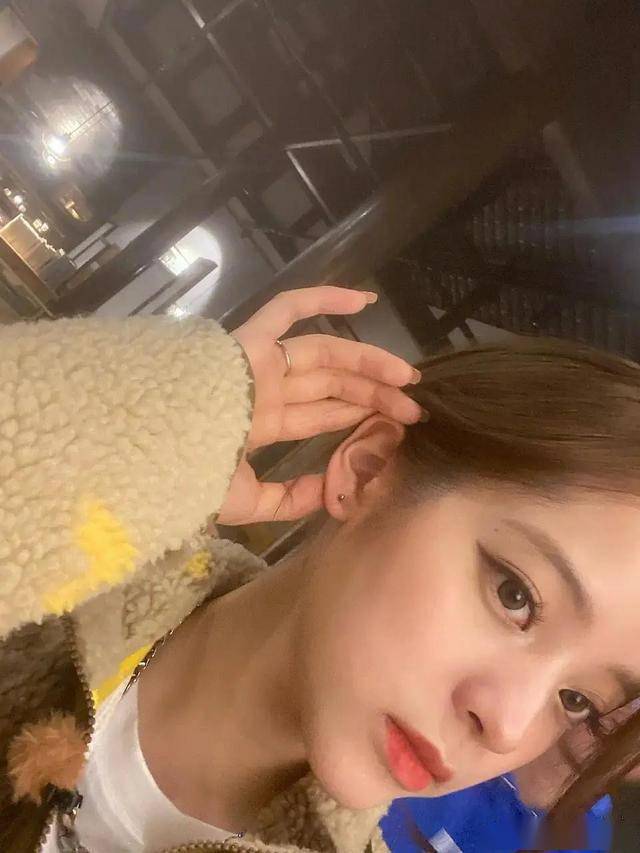穿范丞丞和陈伟霆的衣服,和刘雨昕一起打耳洞?欧阳娜娜太会钓了